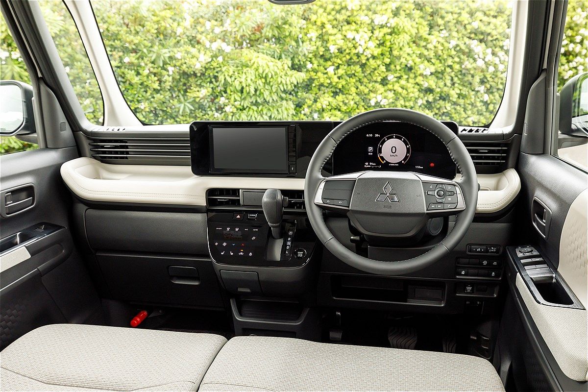 三菱から発売された軽スーパーハイトワゴンの新型「eKスペース」（写真：三菱自動車）