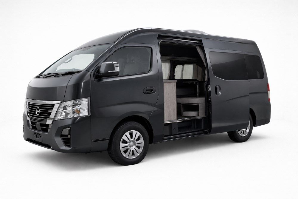 日産キャラバンをベースにしたレクビィの新型キャンピングカー「レクビィ プラスリビン」（写真：レクビィ）