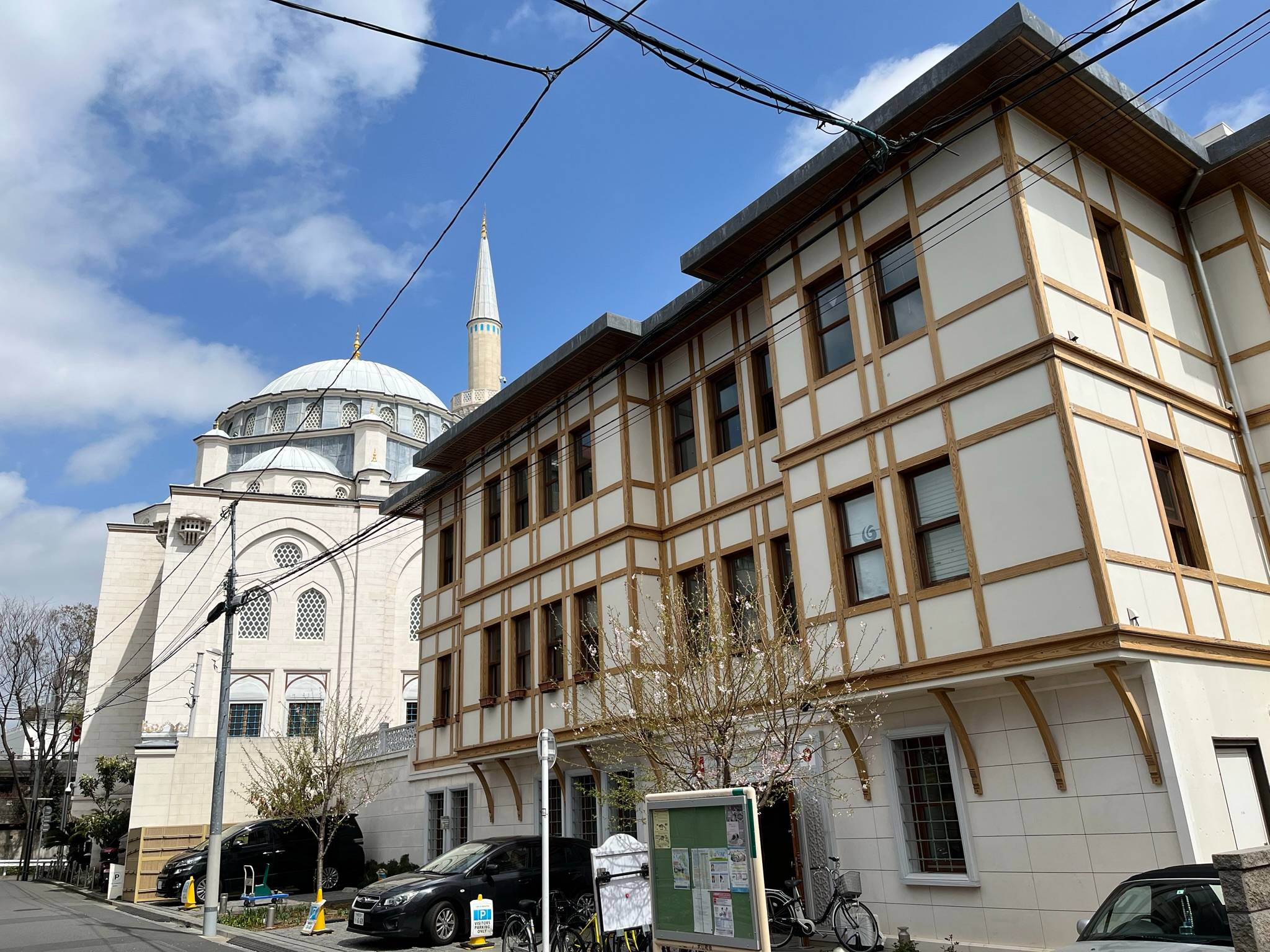 代々木上原駅近くにある、日本最大のイスラム系のモスク「東京ジャーミイ」（筆者撮影）