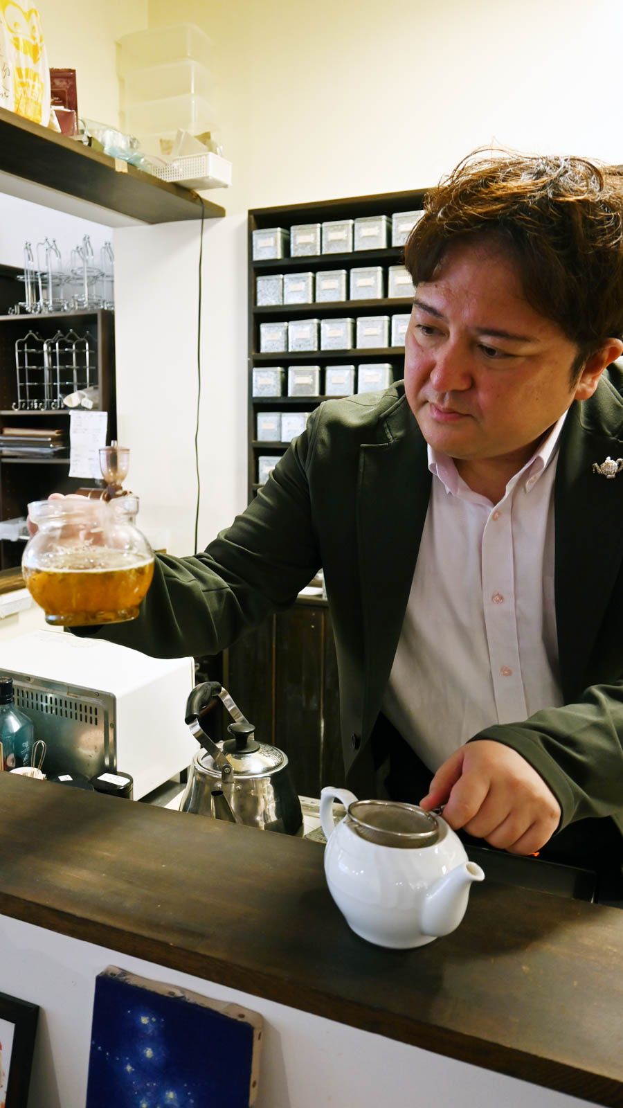 お茶を淹れる根本社長