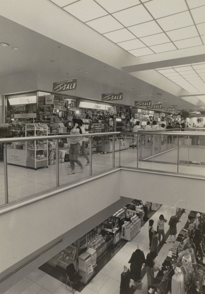 大宮西口共同ビル・DOM（地権者の店）（写真：1984年09月、東洋経済写真部撮影）