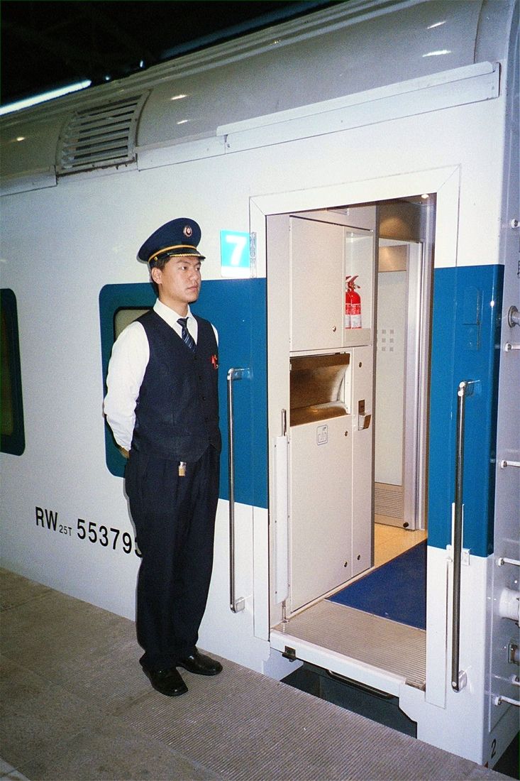 「Z列車（直達特快）」の乗務員＝2004年（筆者撮影）