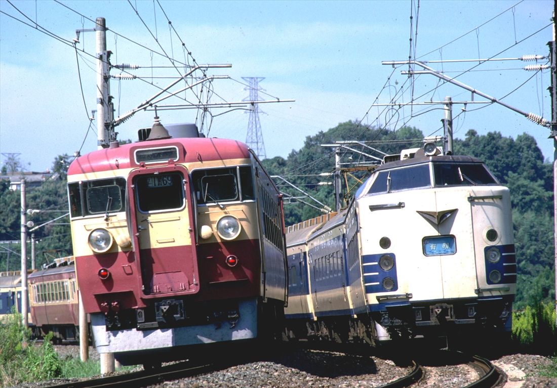 583系の特急「有明」（右）とすれ違う急行「ぎんなん」（撮影：南正時）