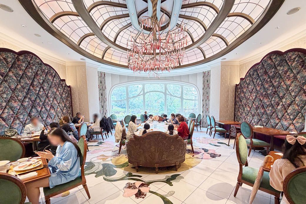 食事フロアはまるでおとぎの国。曲線を描いた大きな窓からはディズニーシーを望む（写真：筆者撮影）