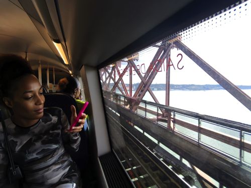 4月25日橋を渡ってテージョ川の対岸へ渡るフェルタグス（筆者撮影）