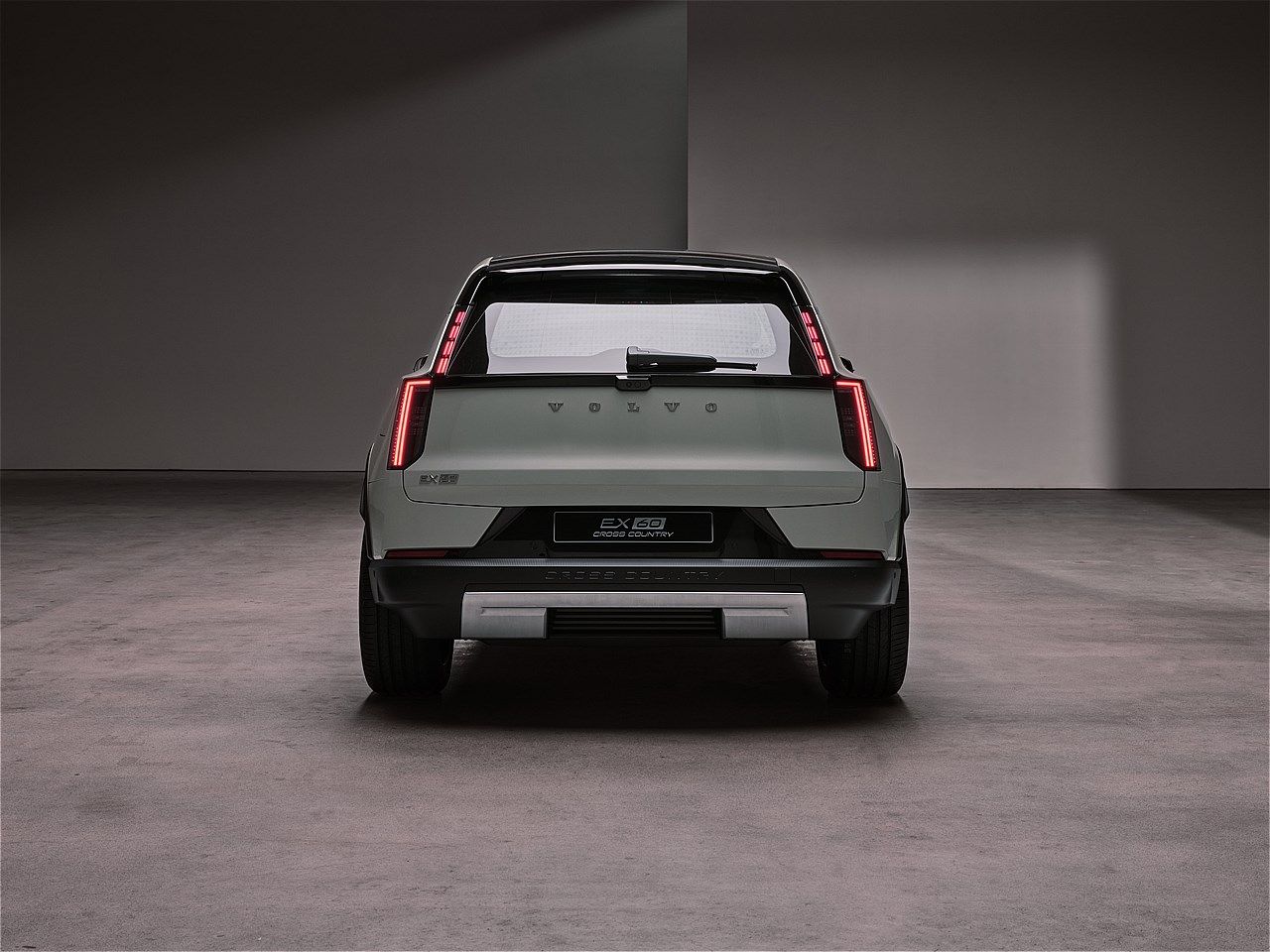 EX60と同時に発表されたボルボ「EX60クロスカントリー」（写真：ボルボ・カー・ジャパン）