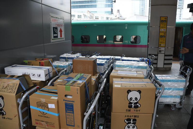 運び出された荷物が積まれている（記者撮影）