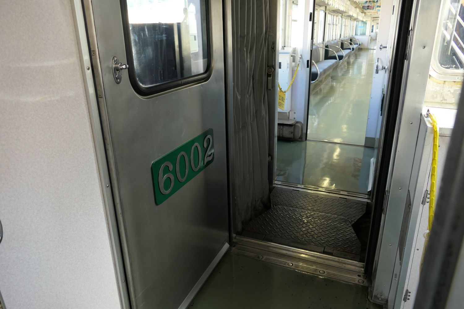 連結部分の貫通路（記者撮影）