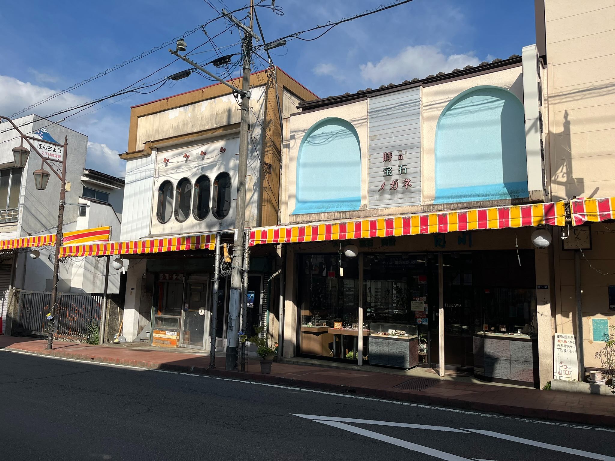 「本町通り」のレトロな商店街（筆者撮影）