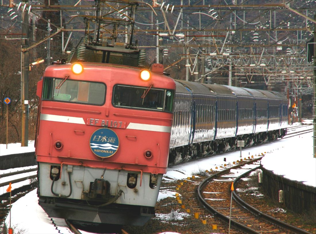 新疋田付近を駆け抜けるEF81形牽引の寝台特急「日本海」（撮影：南正時）