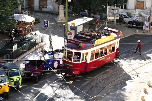 リスボンでは黄色のトラムは一般車両、赤いトラムはツアー専用車（筆者撮影）