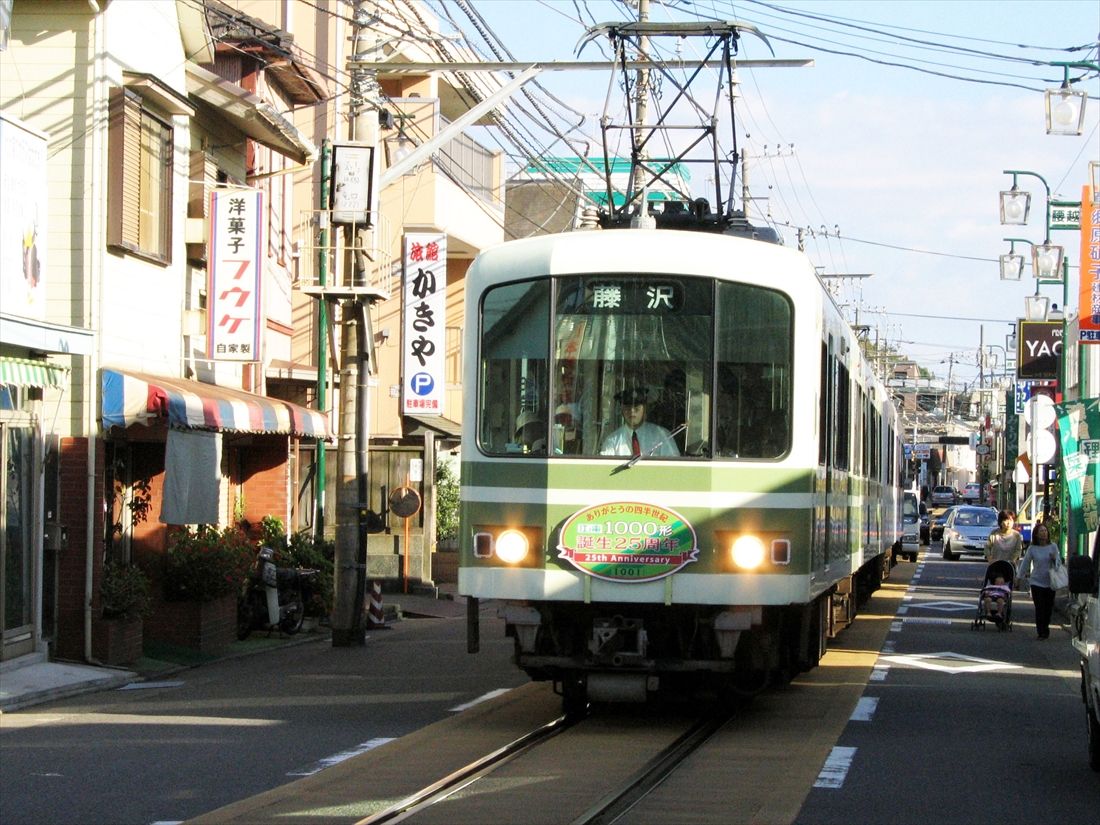 路面を走る区間のある鉄道として有名な江ノ電。腰越付近の併用軌道区間を走る1000形＝2004年（撮影：南正時）