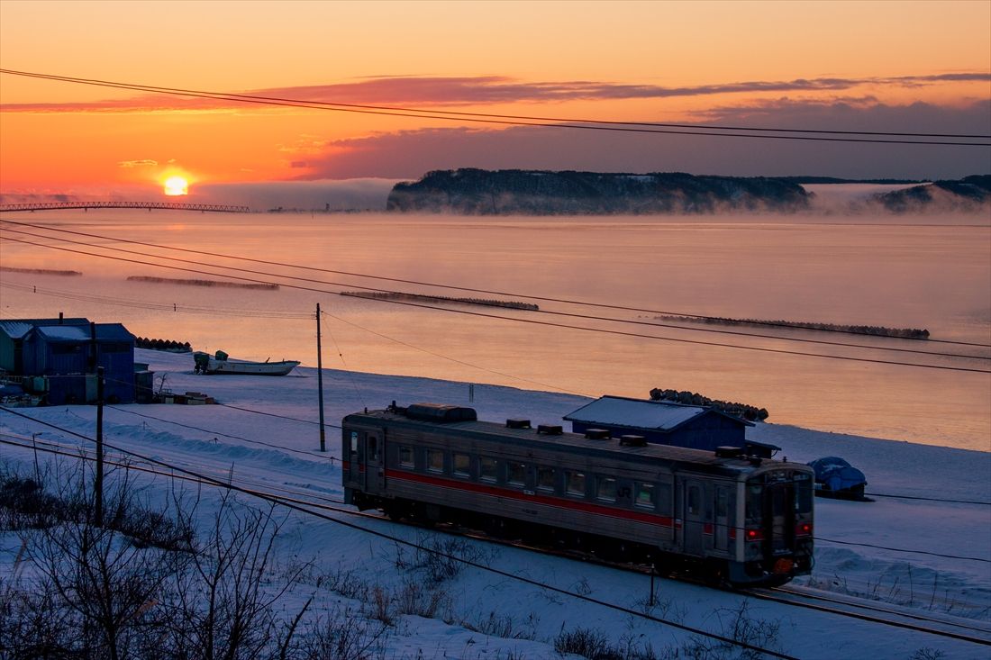 厚岸湾の日の出と根室本線の列車（撮影：南正時）