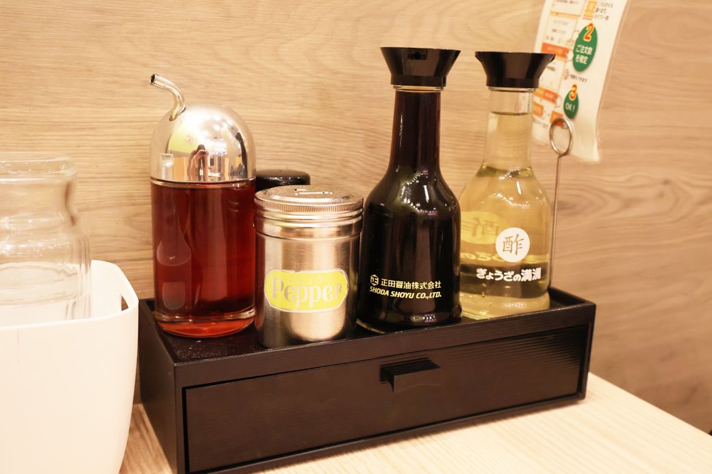 卓上調味料。これで好きに味を変えながら楽しむ（筆者撮影）