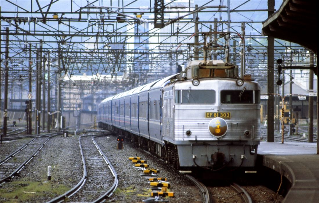 ブルートレイン「みずほ」のヘッドマークを付けたEF81形300番台。2025年3月まで定期運用で活躍した303号機だ（撮影：南正時）
