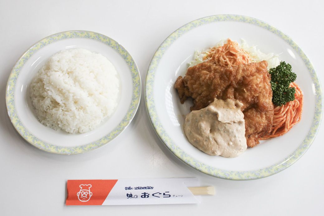 「おぐらのチキン南蛮」（1,400円）​​（筆者撮影）​ 