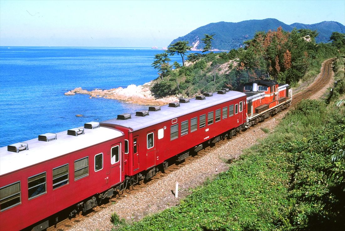 「レッドトレイン」50系客車との組み合わせは色鮮やかだった（撮影：南正時）