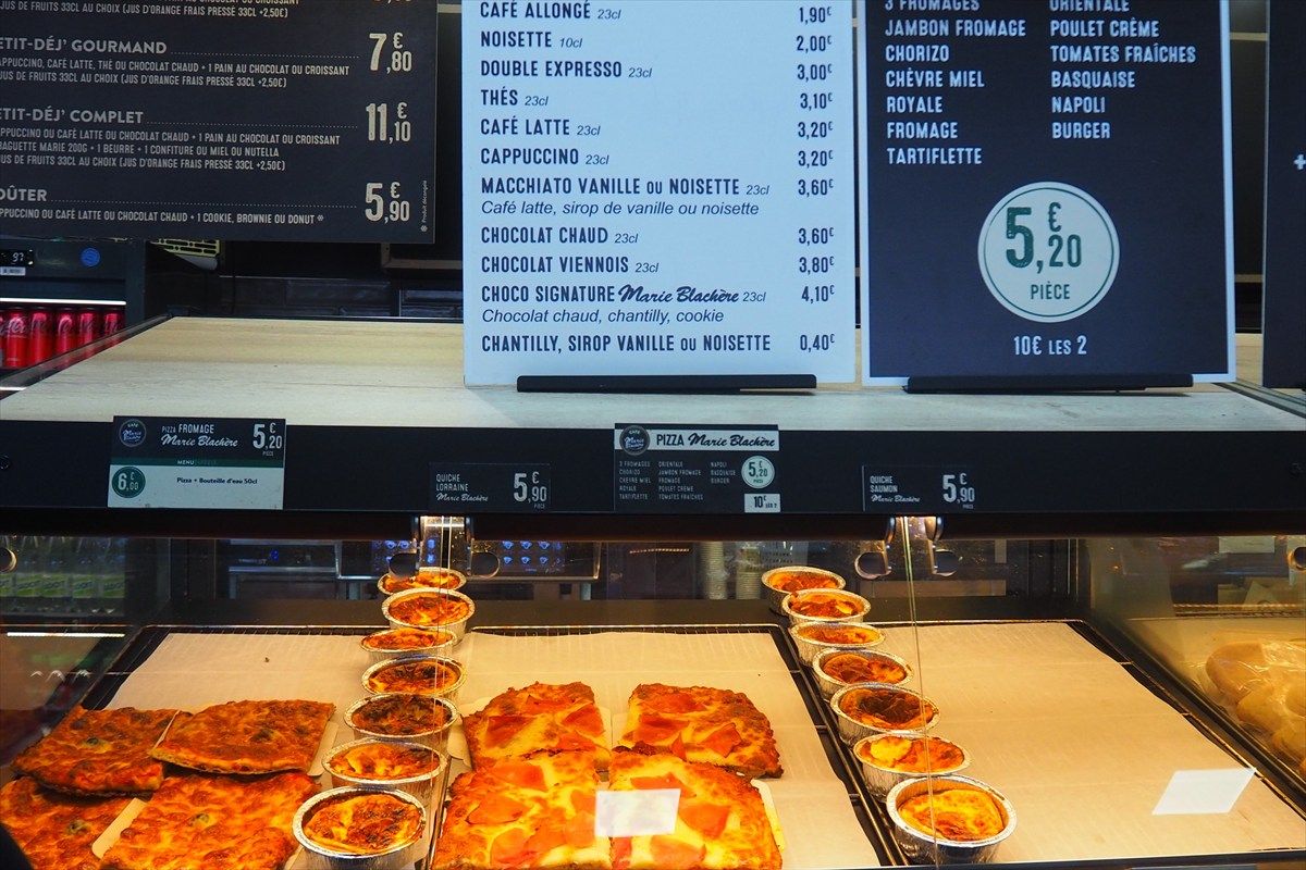 サービスエリアの食事コーナー。温めて出してくれる（写真：佐滝剛弘）