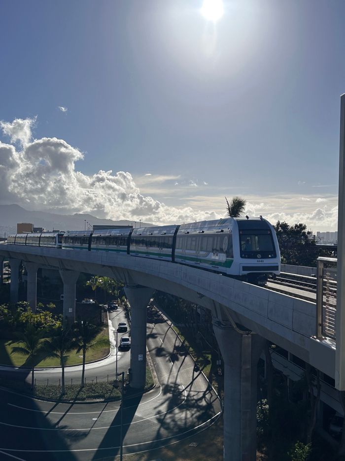 空港からパールハーバー近くのアロハスタジアムまでは偶然この日開業した鉄道で（筆者撮影）