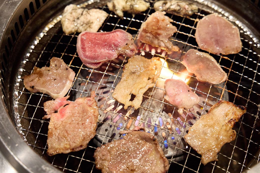 網を占有すると焼肉皇帝に即位した気持ちになる（写真：筆者撮影）