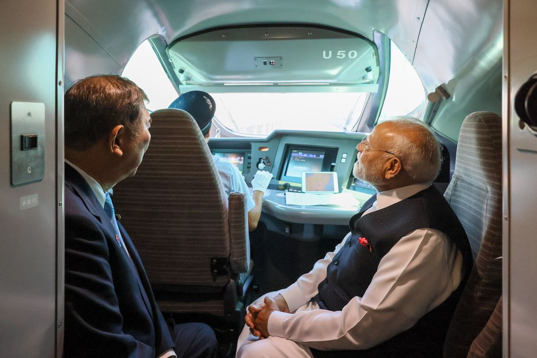 新幹線E5系の運転台を視察する石破首相とモディ首相（写真出典：首相官邸ホームページ）