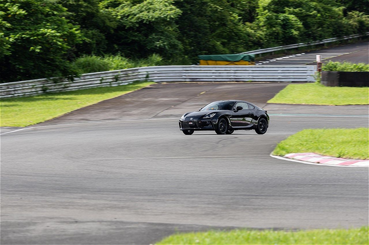 一部改良モデルのトヨタ「GR86」およびSUBARU「BRZ」のサーキット試乗会の様子（写真：三木宏章）