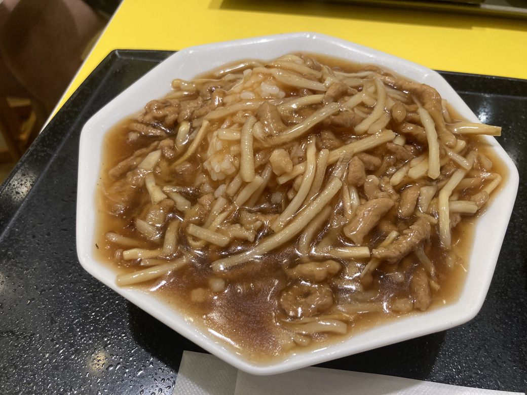 茶色と油の照りが食欲をそそるルースー飯（筆者撮影）