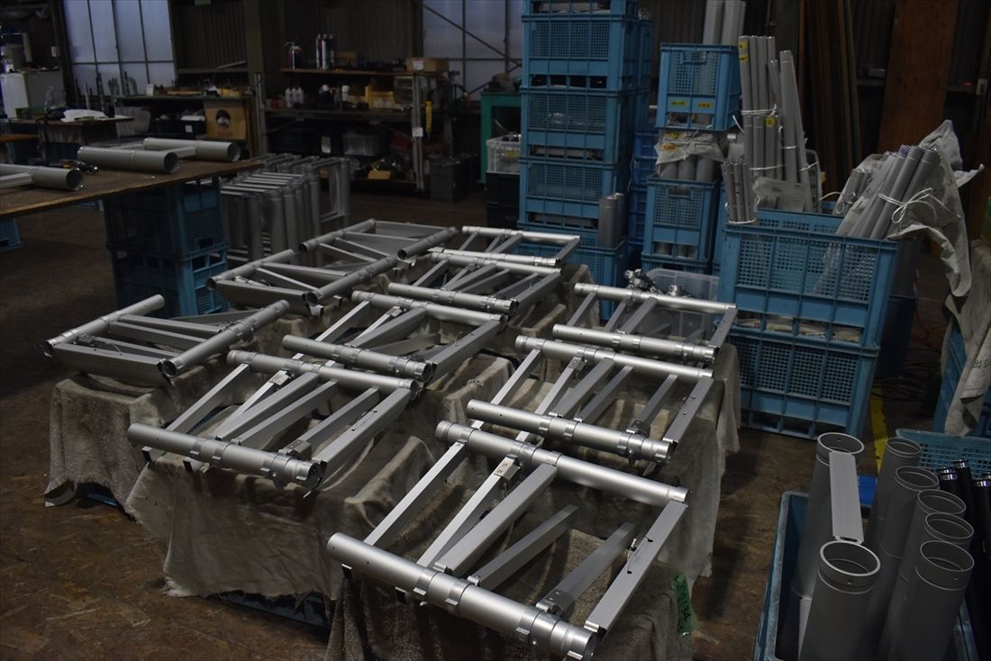 製造中のさまざまなはしご。ほとんどがアルミ合金で作られている（筆者撮影）