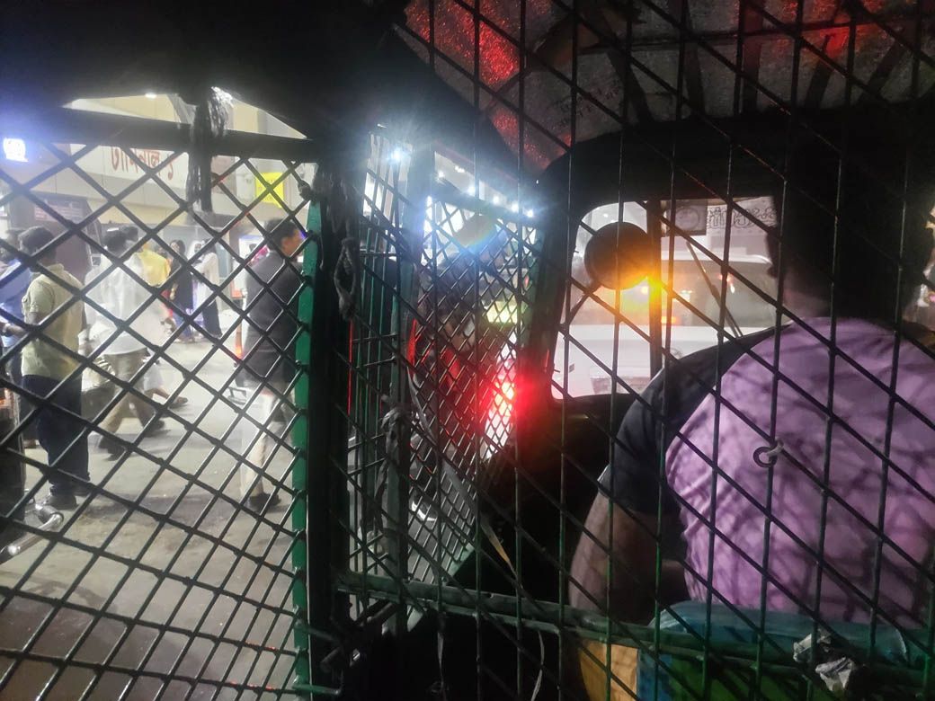 三輪タクシーは道路の混雑具合に応じて、爆速あるいは歩行者よりも遅い速度で、ランダムに進む（筆者撮影）