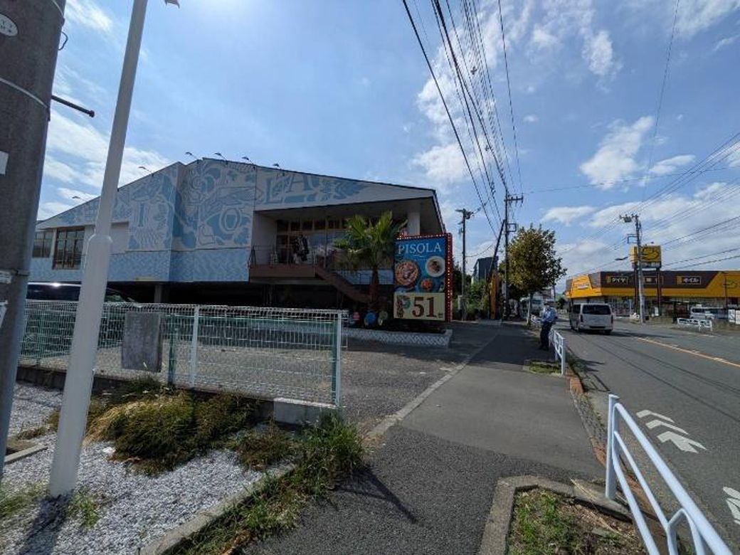 車通りの多い「すずかけ通り」沿い。周辺にはさまざまなチェーン店が並ぶ（筆者撮影）