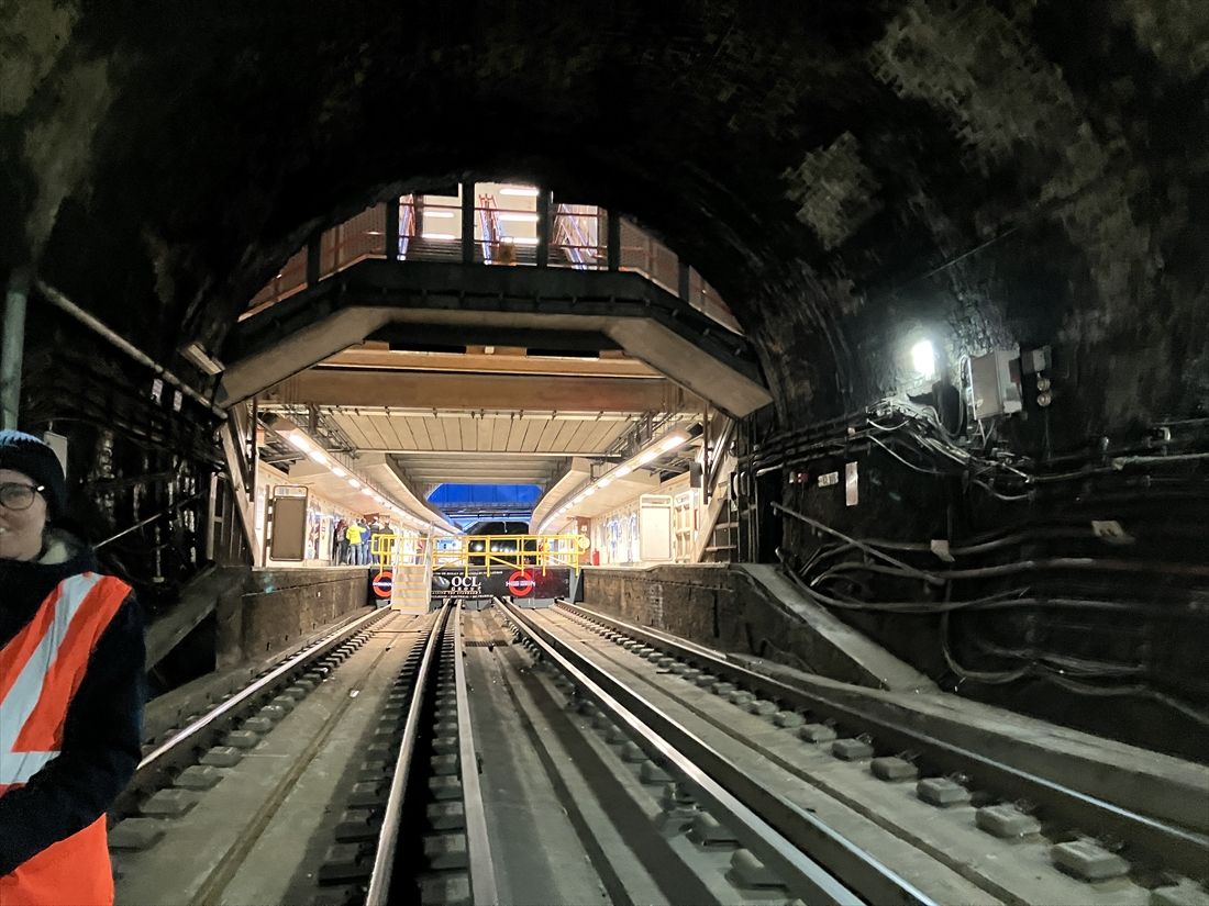 トンネル内から見た駅の様子（筆者撮影）