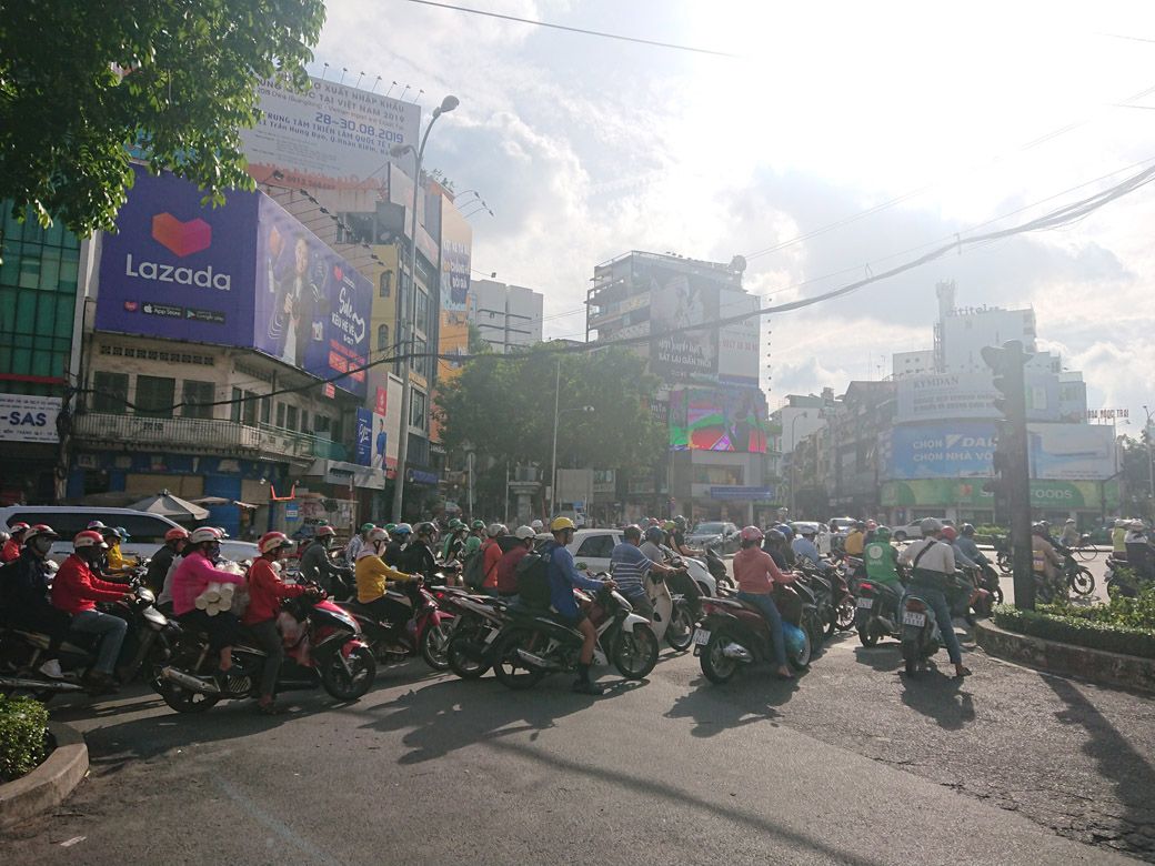 ベトナムではバイクで移動する人の数がハンパない（筆者撮影）
