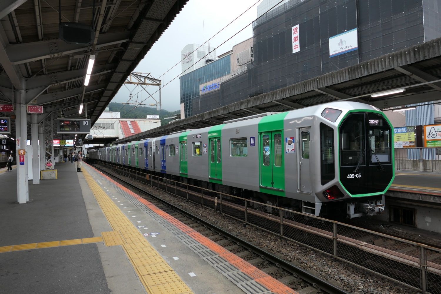 けいはんな線を走る大阪メトロの新型車両400系（記者撮影）