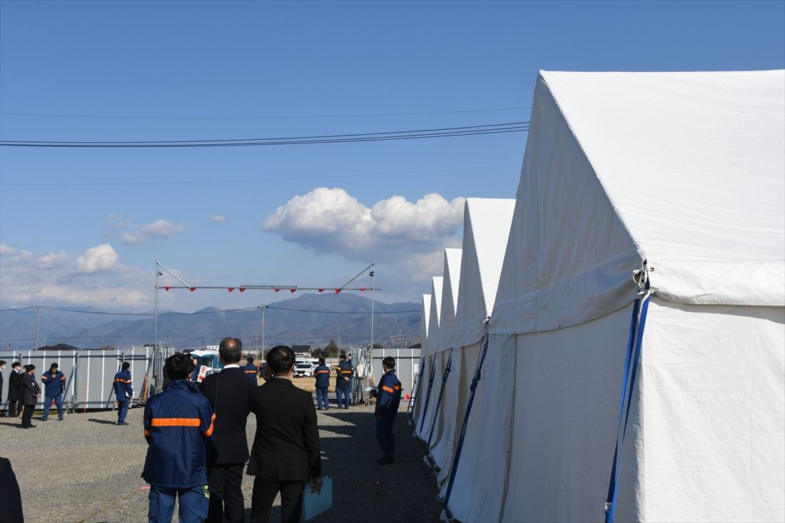 リニア中央新幹線山梨県駅の起工式会場。駅予定地から東京方面を望む（記者撮影）