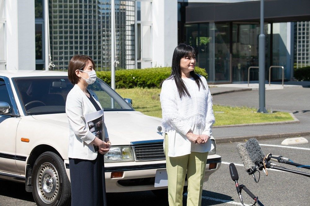 伊藤かずえさんと愛車の写真など（写真：日産自動車）