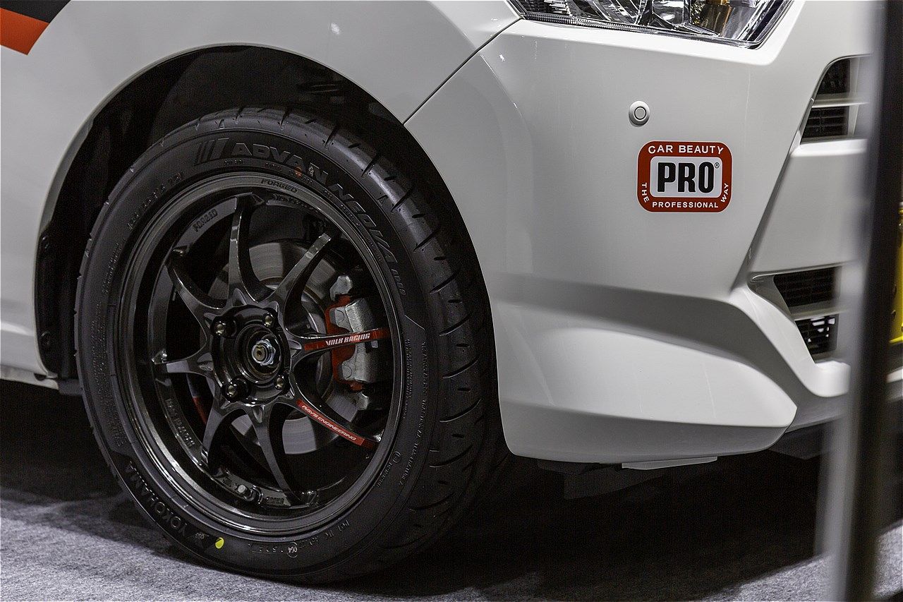 東京オートサロン2026に出展されたダイハツ「ミラ イース tuned by D-SPORT Racing 10時間耐久レース参戦車」（写真：場末モータープール）