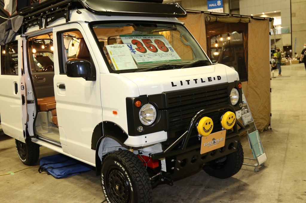 アソモビ2022 in Makuhari出展車両。ダムドの外装コンプリートキットを装着したTスタイルオートセールスのエブリイ（筆者撮影）
