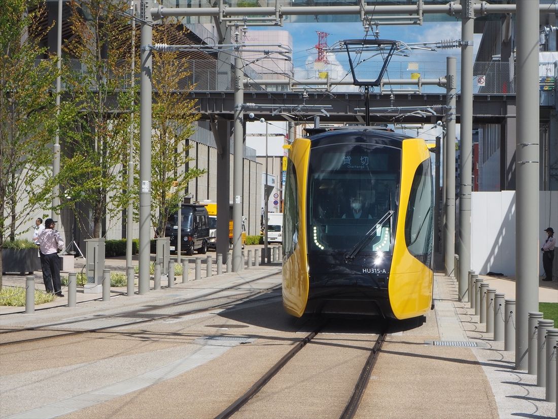 宇都宮駅東口に到着する電車＝2023年8月26日（記者撮影）