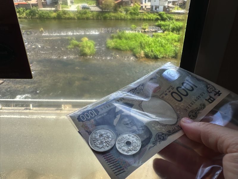 代金はおつりのないよう用意する（筆者撮影）