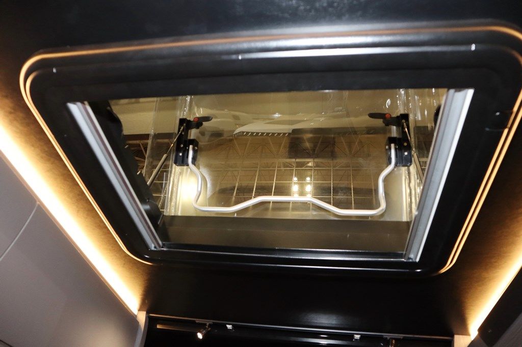 ダイレクトカーズの新作キャンピングカー「DN-75」（写真：筆者撮影）