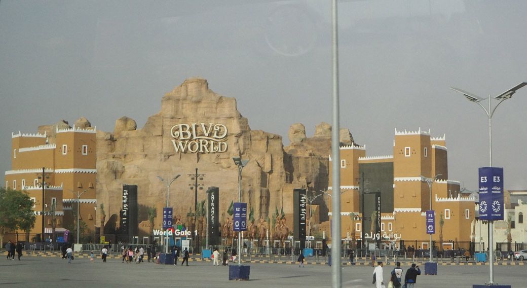 巨大テーマパーク「ブルーバードワールド」の入り口（筆者撮影）