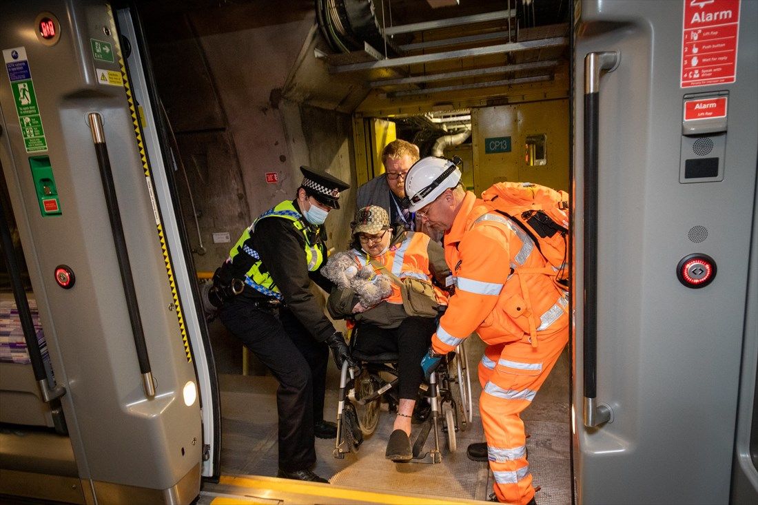 開業前には地下トンネルからの避難訓練も行われた＝2022年2月26日（写真：(c) Transport for London）