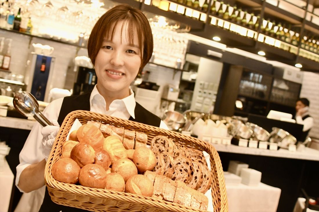 「コートヤード・バイ・マリオット京都四条烏丸」の朝食会場では京都で100年の歴史を持つベーカリーがパンを中心としたメニューを提供する（記者撮影）