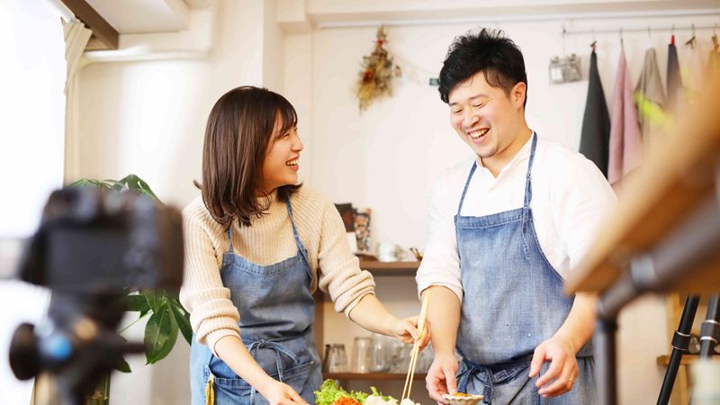 インスタでファン激増｢仲良し夫婦｣が作る総菜 ｢映え｣を狙わない料理が人気を集める理由 | 家庭 | 東洋経済オンライン
