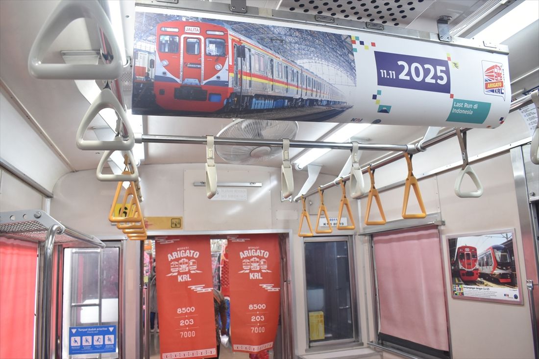 8500系8618編成の車内では、広告枠や中づりを使って車両の歴史や写真が展示された（筆者撮影）