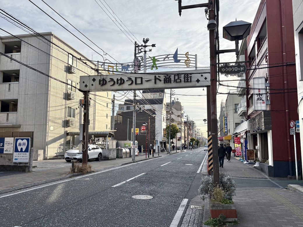 市川駅（駅南にある商店街「ゆうゆうロード」）（写真：筆者撮影）