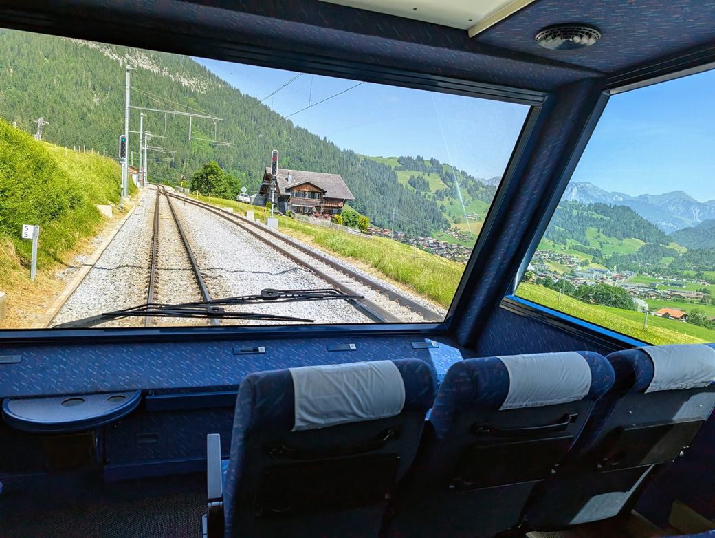ゴールデンパス・エクスプレスの別型車両。最前部4席（通路を挟んで3席＋1席）とそのうしろの4席が特等席。前に運転席もない超特等席だった（写真：筆者撮影）