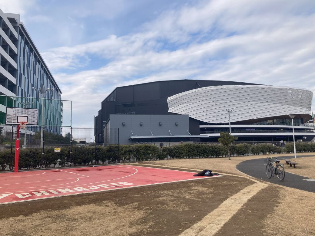 奥に見えるのがLaLa arena TOKYO-BAY。手前の公園にはバスケットゴールもある（筆者撮影）