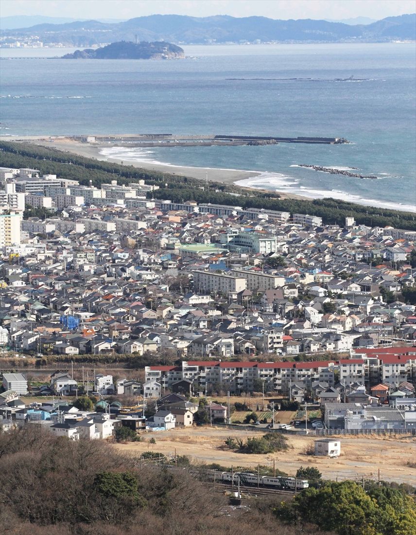 江の島を遠望。185系は湘南を走った電車だった（撮影：南正時）
