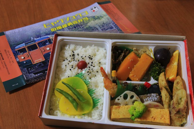 同じく坪内さんプロデュースの「ヒャクジュウゴ伯備線勇姿弁当」（大阪屋）（写真・坪内政美）